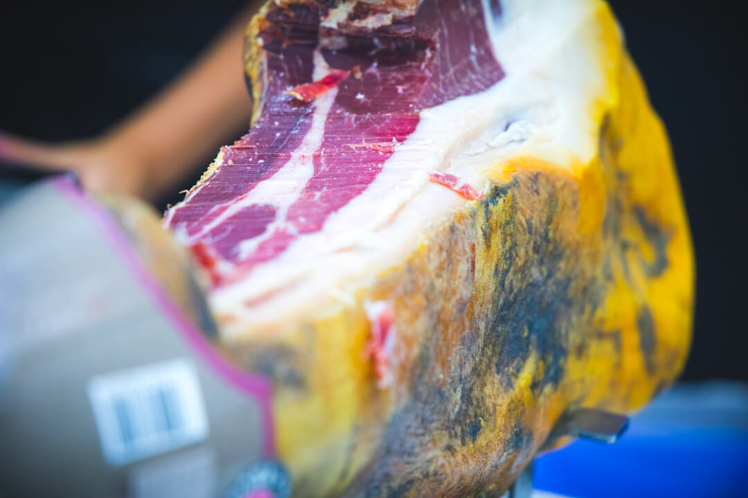 Corte de jamón ibérico en El Capricho de Costa del Silencio