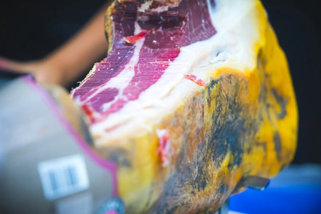 Corte de jamón ibérico en El Capricho de Costa del Silencio